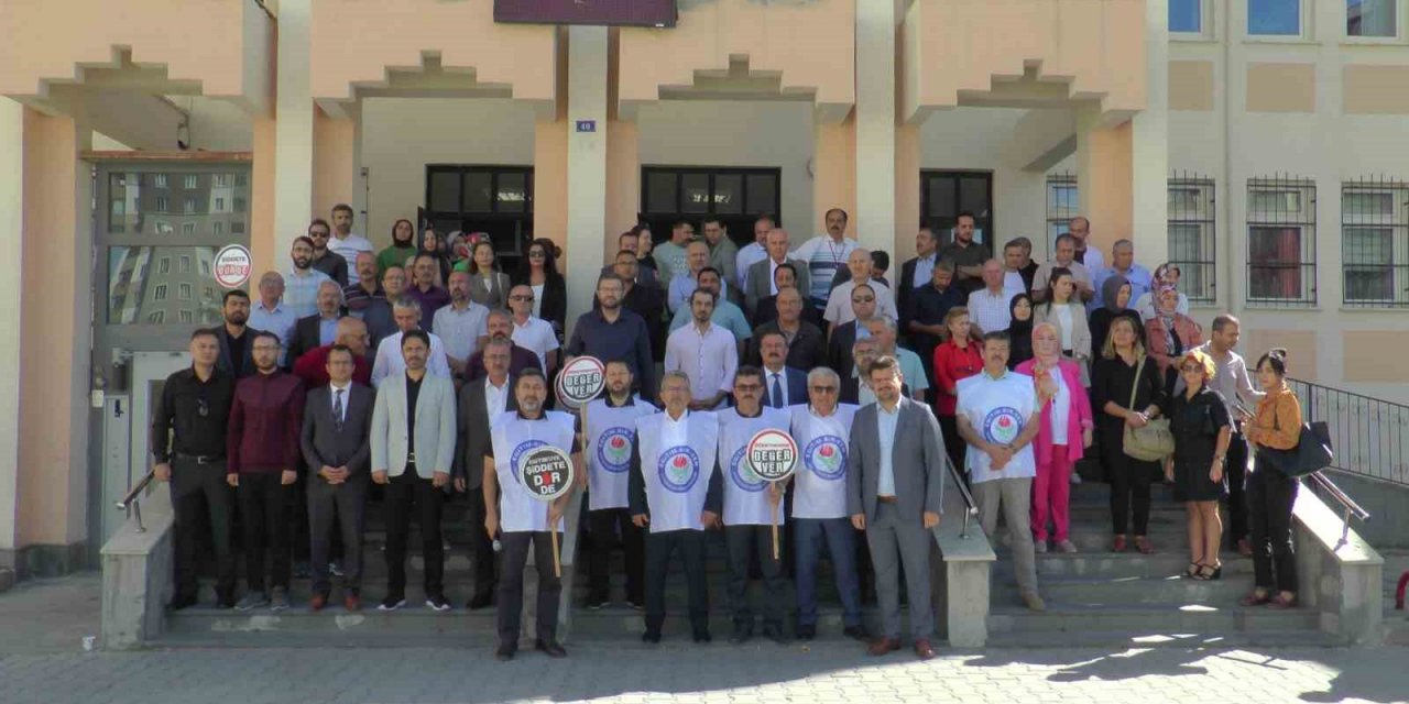 Şiddet gören öğretmene meslektaşlarından destek