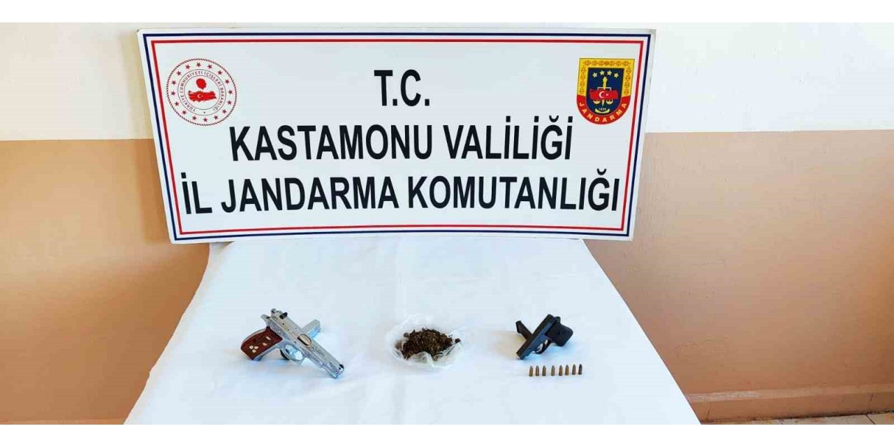 Jandarma ekiplerinin şüphesi ele verdi, durdurulan araçta esrar ele geçirdi: 3 gözaltı