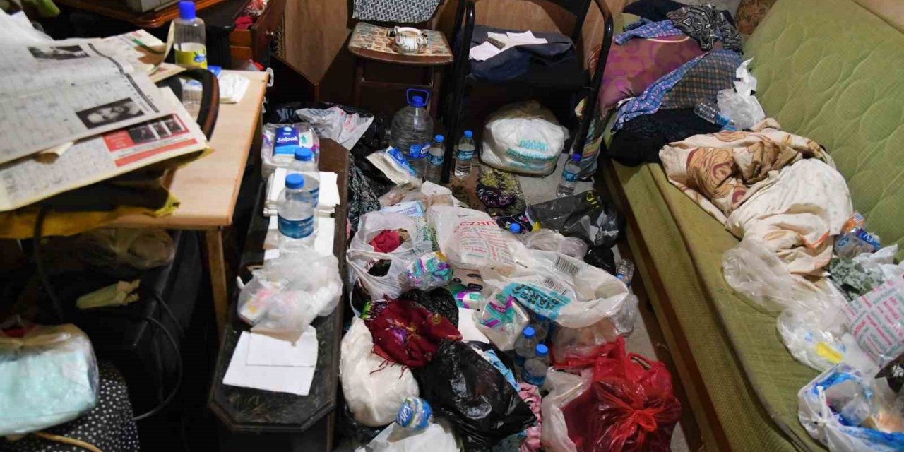 8 yıldır çöp biriktiren kadının evinden 2 kamyon çöp çıkartıldı