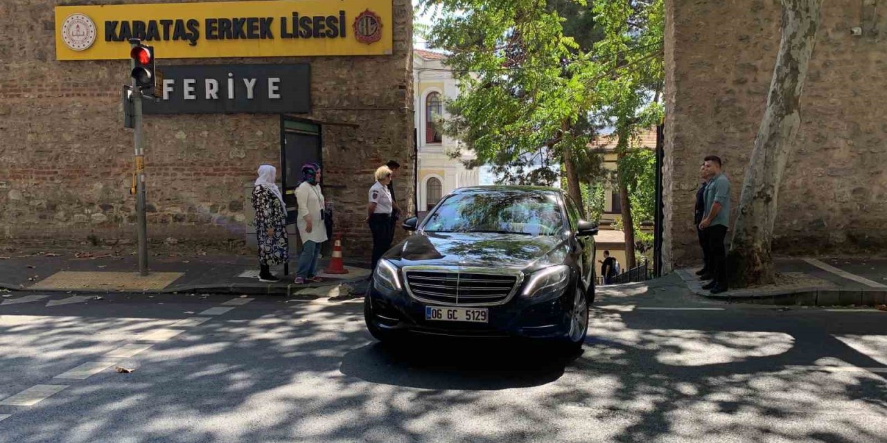 Kraliçe 2. Elizabeth’in en küçük oğlu Prens Edward, Kabataş Erkek Lisesini ziyaret etti