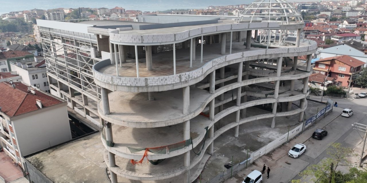 Derince’deki kongre merkezi belediye binasına dönüşecek