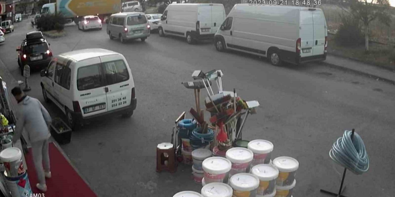 Kamyonun devirdiği aydınlatma direği adamın üzerine yıkıldı