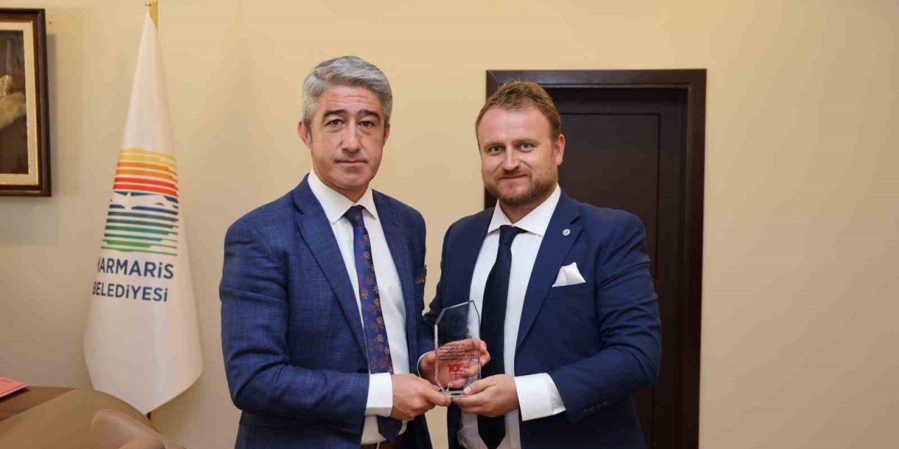 Başkan Oktay’a plaket