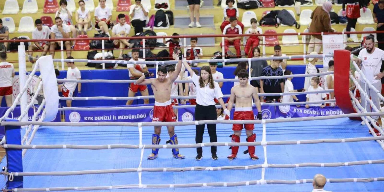 930 sporcu yumruklarını şampiyonluk için attı