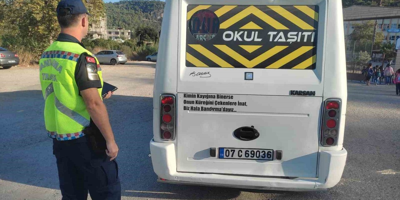 Antalya’da jandarmadan okul servis aracı denetimi
