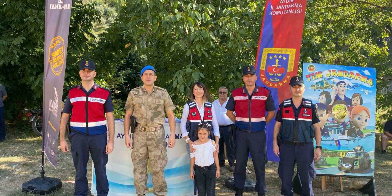 Jandarma ekipleri bilgilendirme faaliyetlerini sürdürüyor