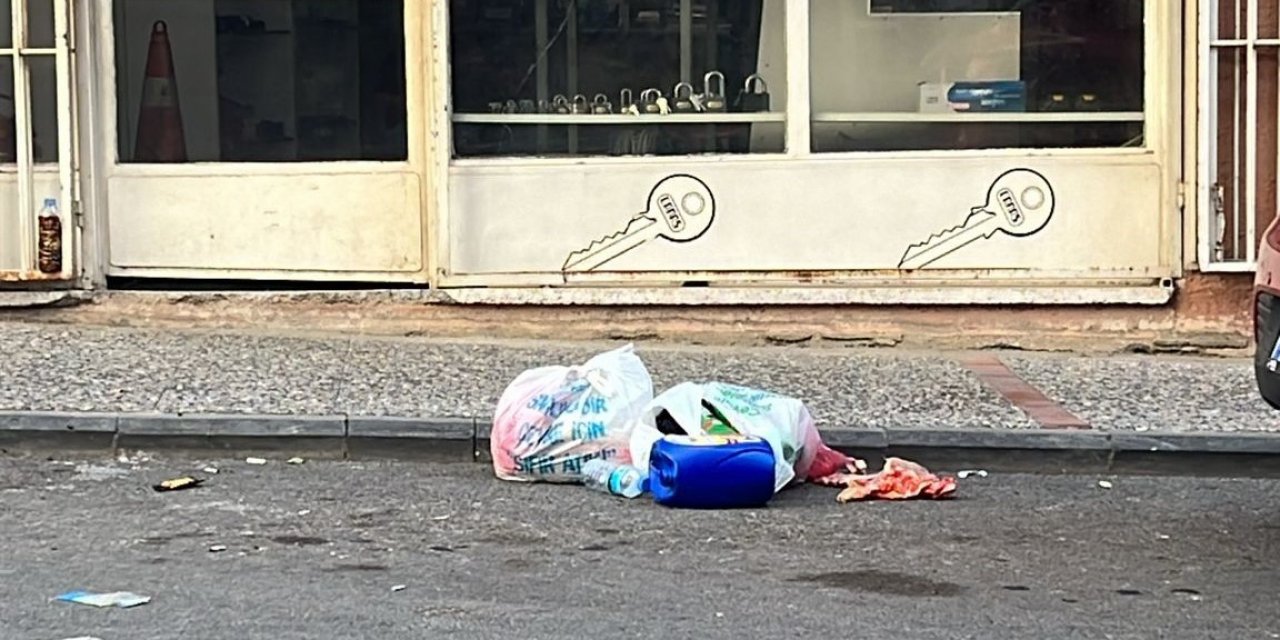Duyarsız vatandaşların bıraktığı çöpler, esnafı isyan ettirdi