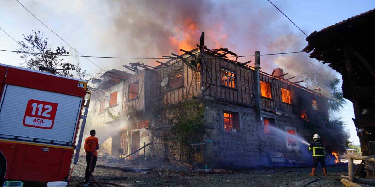 Kastamonu’da çıkan yangında iki ev küle döndü