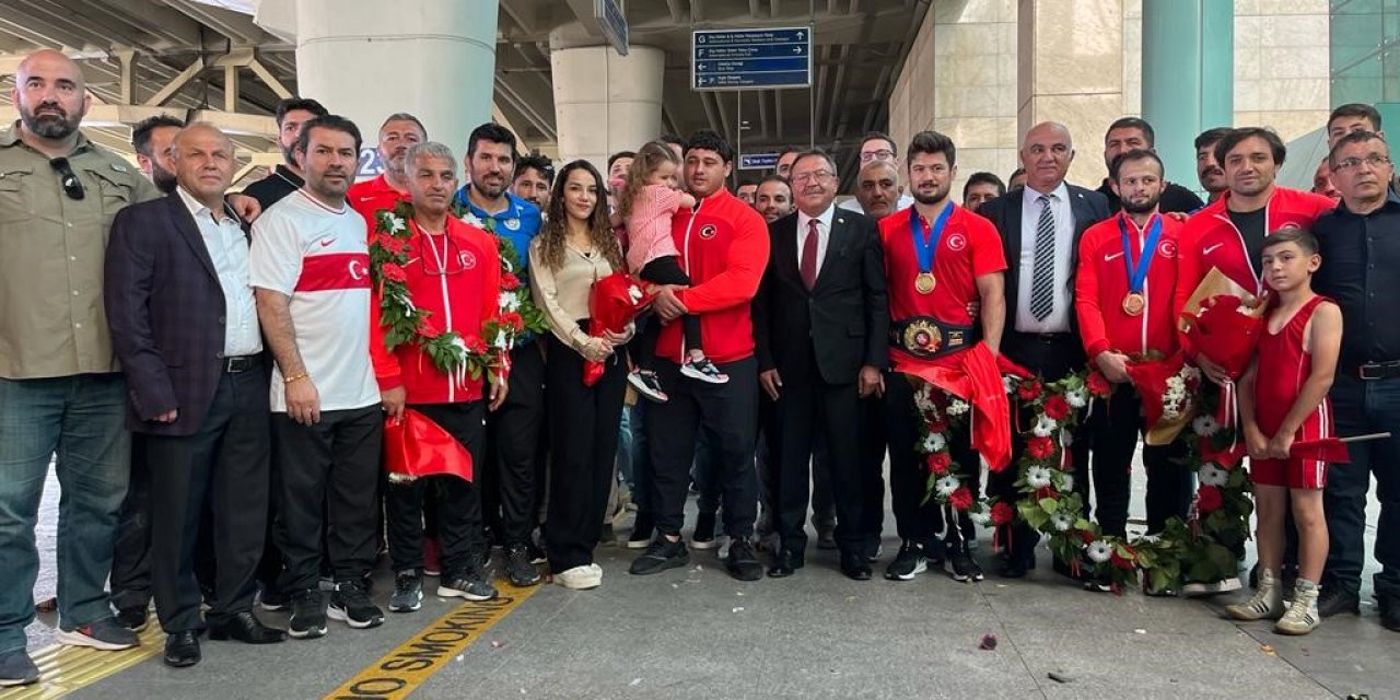 Dünya Şampiyonası’nda Türkiye’ye madalyalar ile dönen grekoromen güreşçilere başkentte coşkulu karşılama