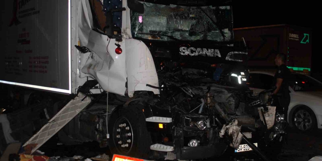 Tır, aynı yönde seyreden başka bir tıra arkadan çarptı: 1 ölü