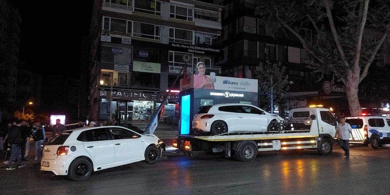 Kadıköy’de iki araç çarpışıp elektrik direğine vurdu: 3 yaralı