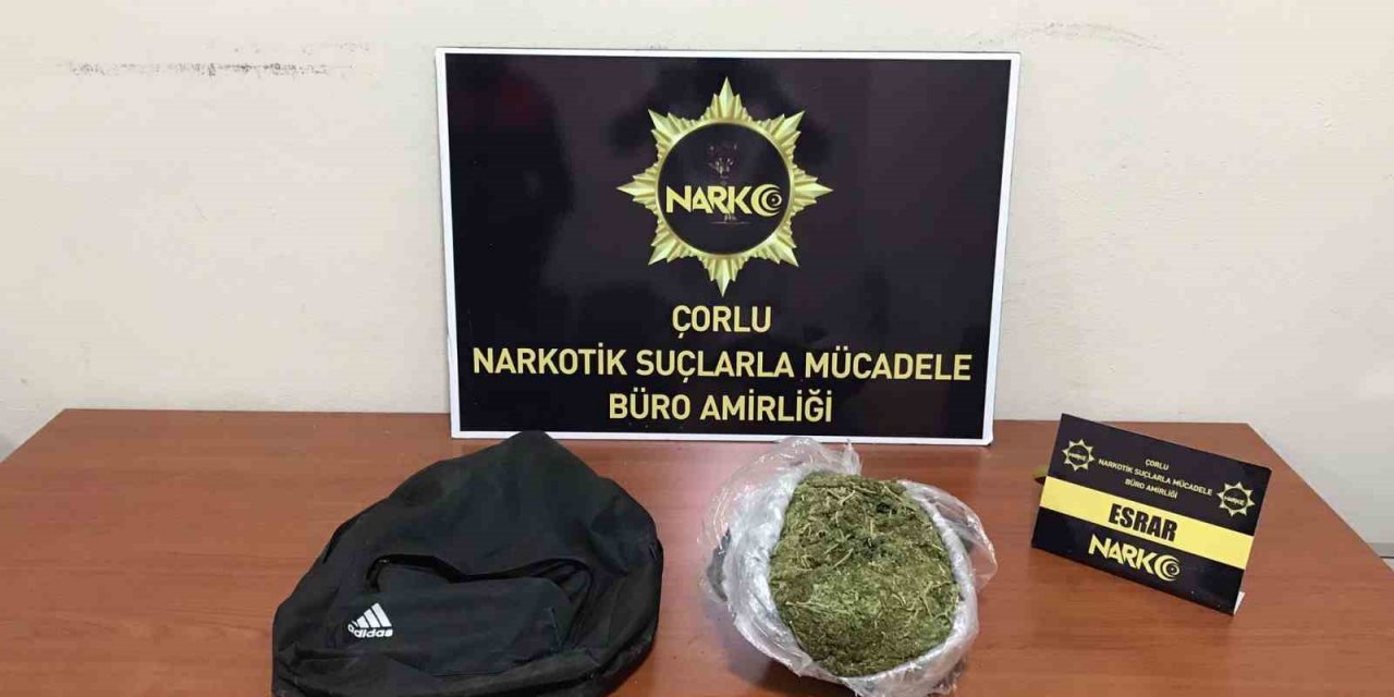 Polisten kaçarken atılan poşetten 900 gram esrar çıktı, 1 kişi tutuklandı