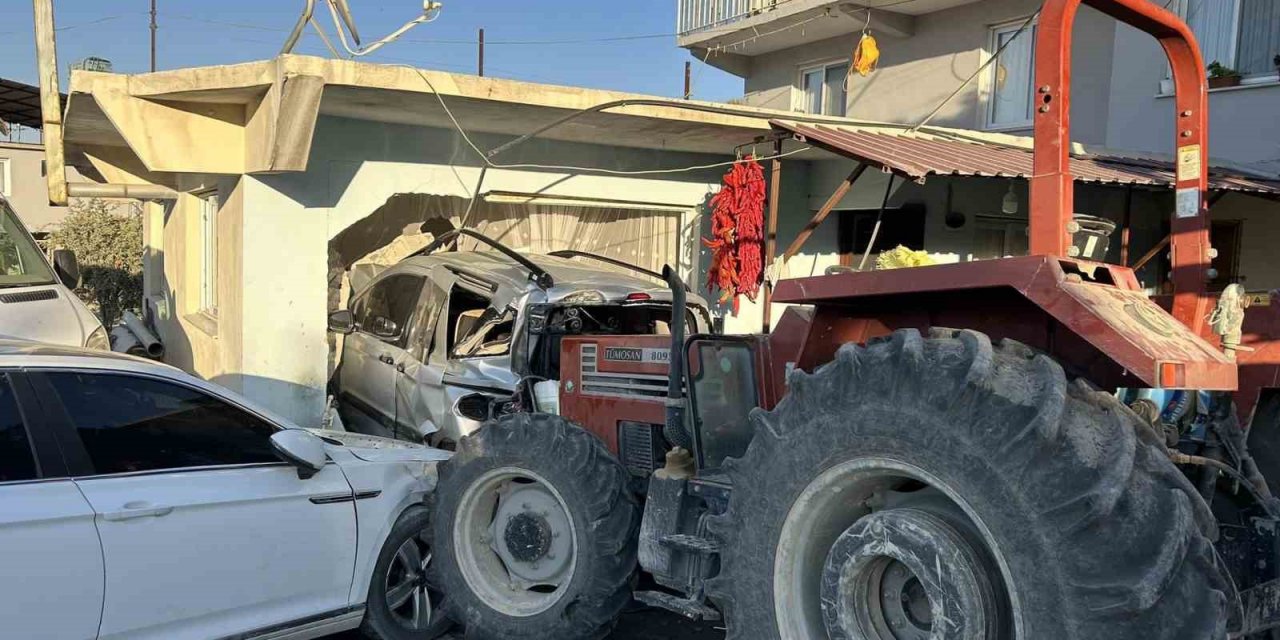 Hatay’da 3 aracı biçen taş yüklü traktör, evin duvarını yıkıp içeri girdi