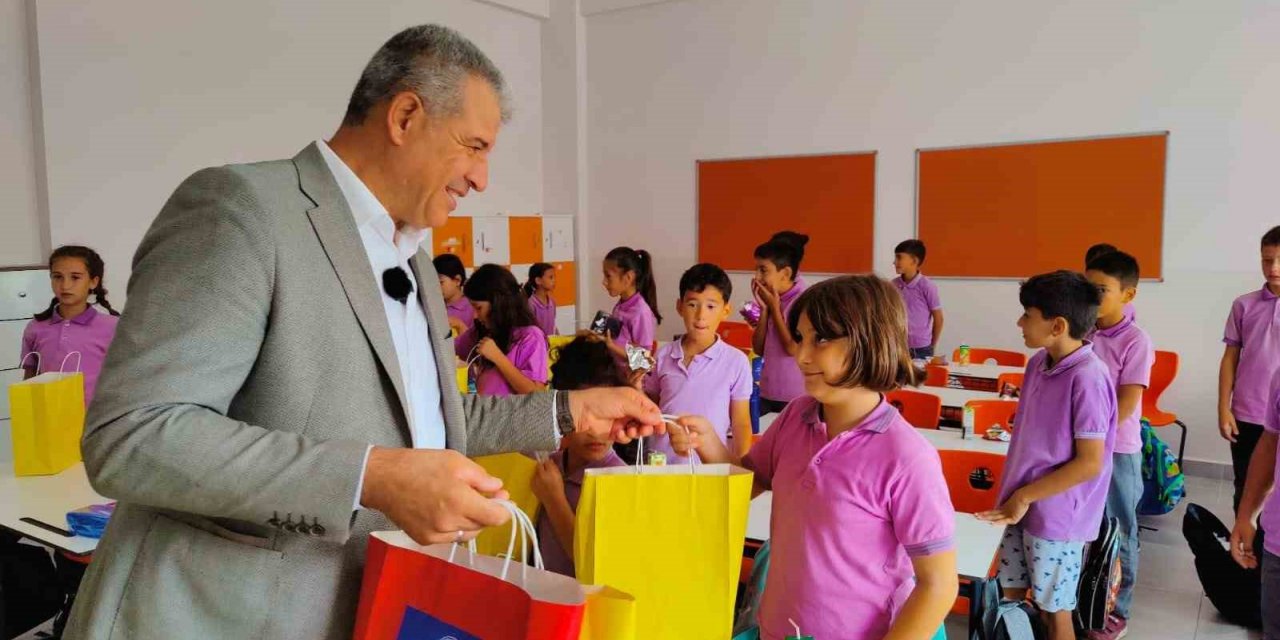 Başkan Elbi, öğrenciler ile bir araya gelerek hediyeler dağıttı