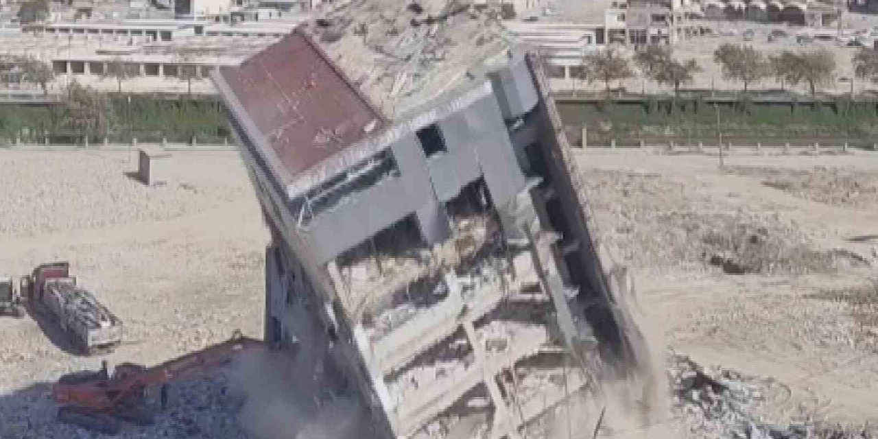 İş makinesiyle yıkılan binaların yerle bir olma anları kamerada