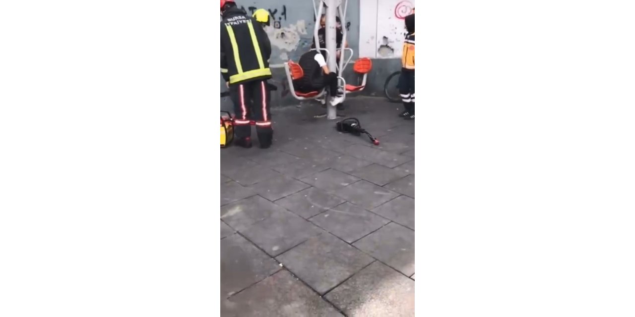 Spor aletine sıkışan genci itfaiye ekipleri böyle kurtardı