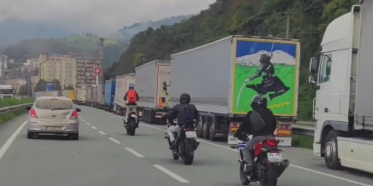 Uluslararası karayolunda motosiklet üzerinde tehlikeli yolculuk