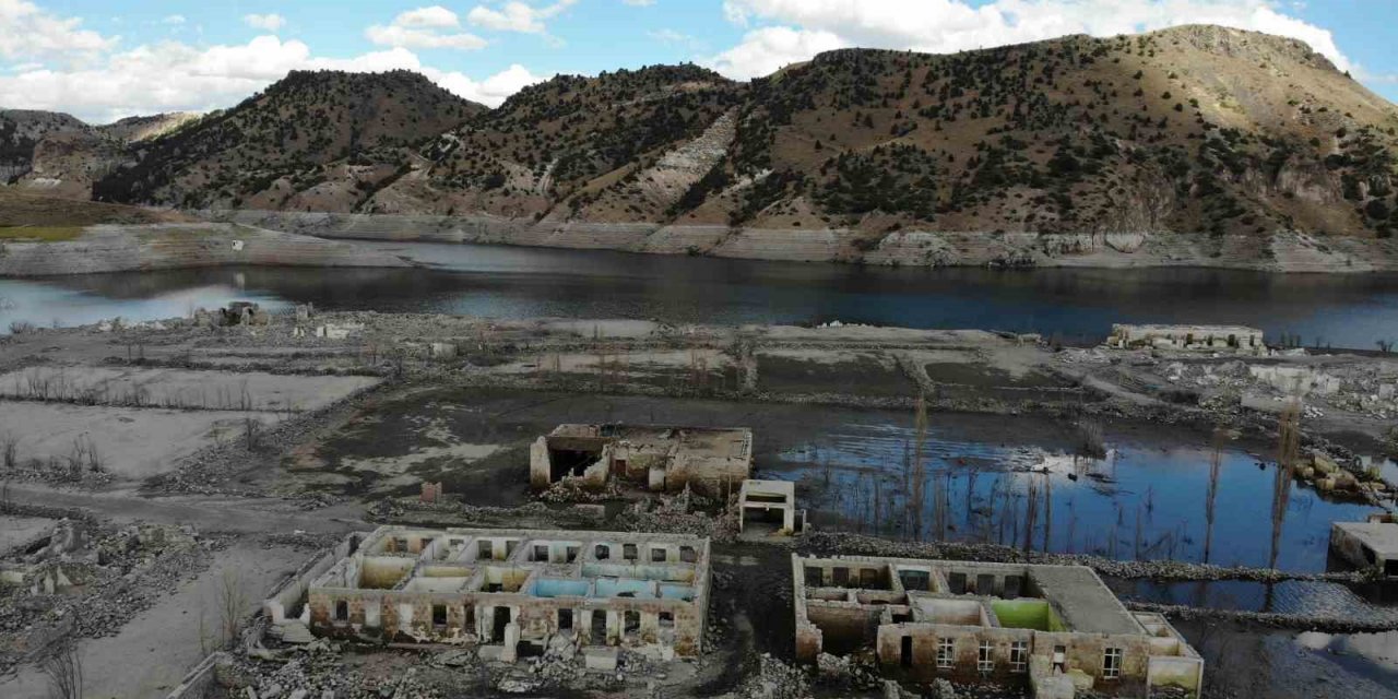 Kars’ta su çekildi, köy ortaya çıktı