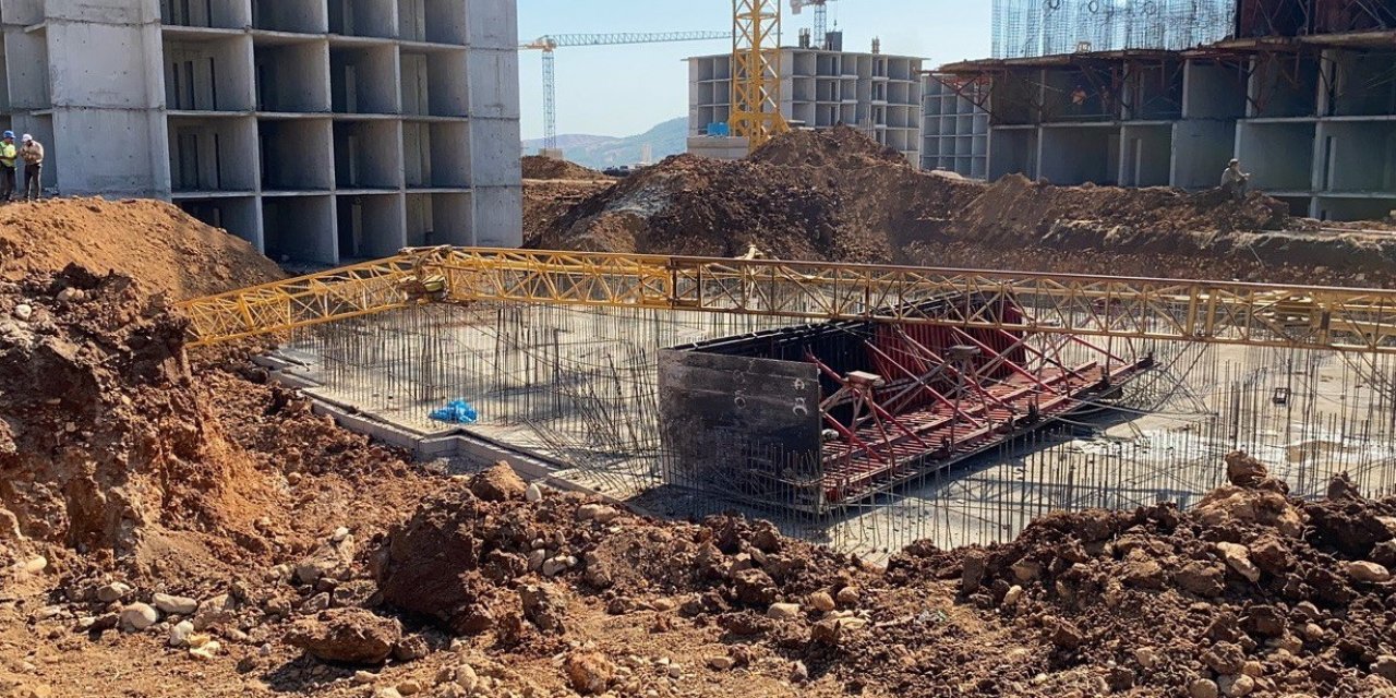Adıyaman’da kule vinç devrildi: 2 yaralı
