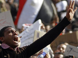 Halk bastırıyor, son Firavun direniyor