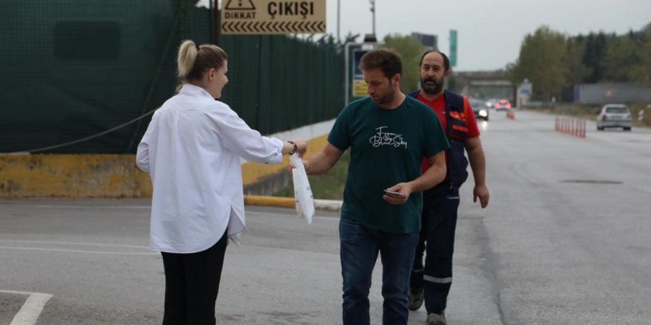 Servis bekleyen işçilere ikramlık