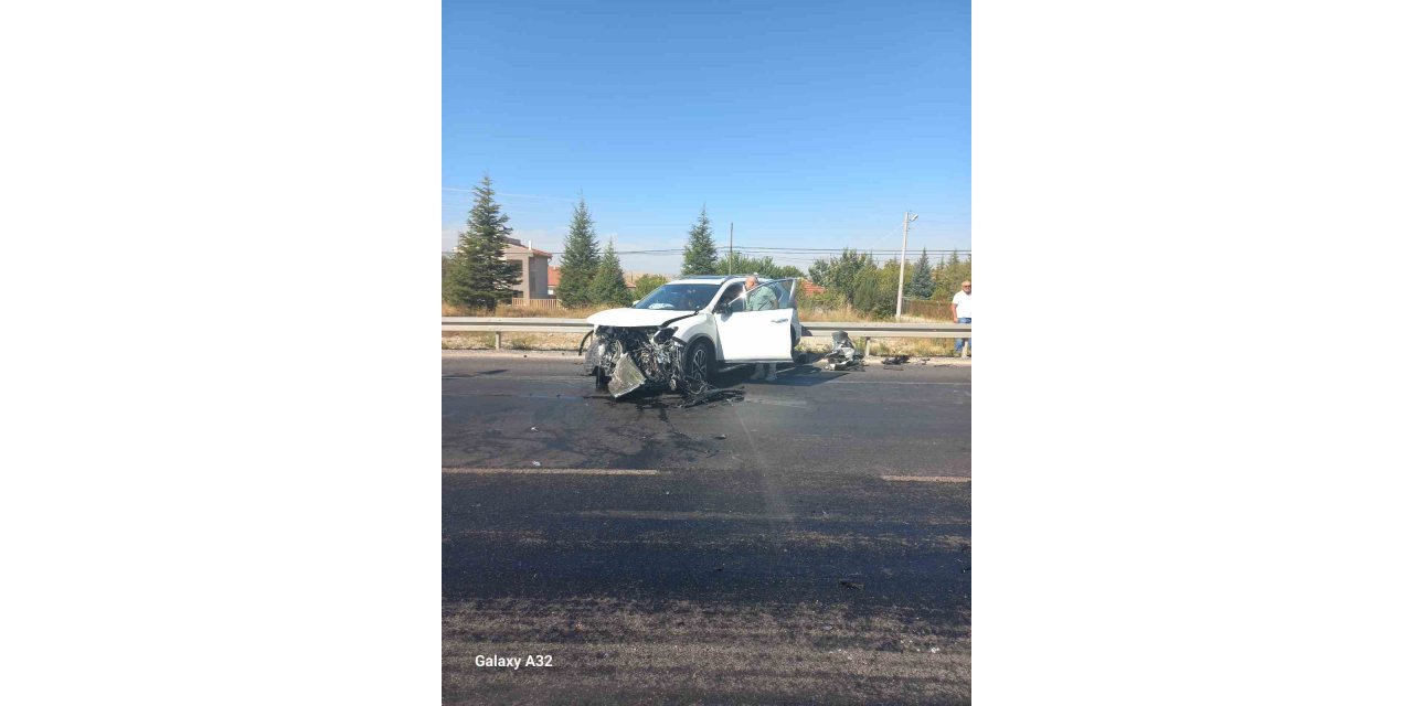 Otomobillerin kafa kafaya çarpıştığı kazada 4 kişi yaralandı