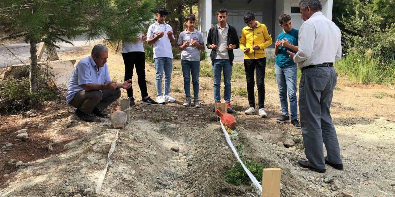 Arkadaşlarının mezarını ziyaret ettiler