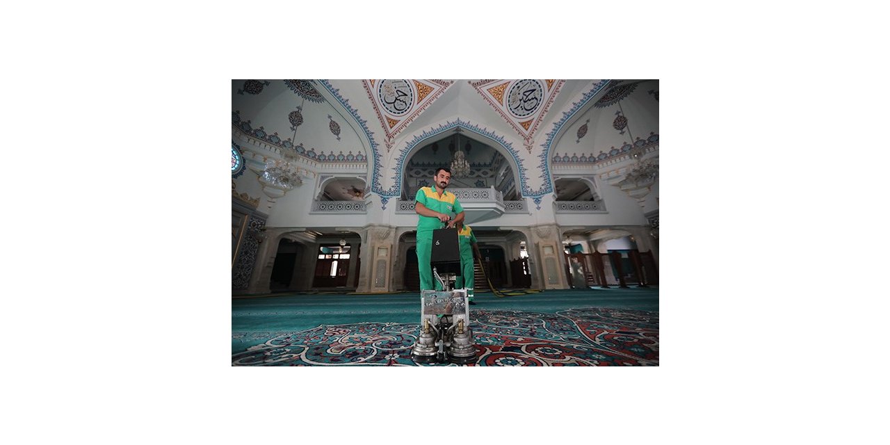 Zeytinburnu’ndaki tüm camiler Mevlit Kandili’nde gül suyu ile yıkandı