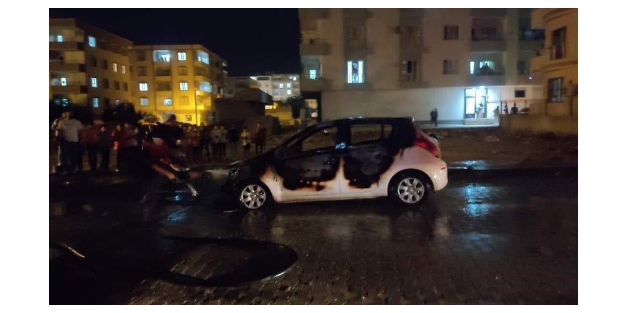 Seyir halindeki otomobil alev aldı