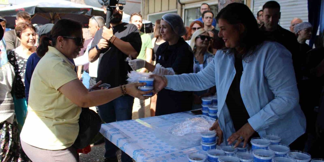Başkan Çerçioğlu, Mevlid Kandili’nde helva dağıttı