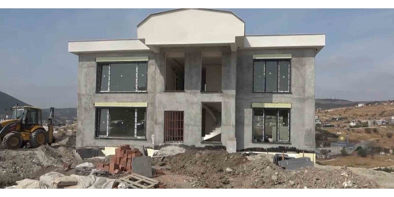 Bulduğu tüfeği kontrol ederken arkadaşını vurdu