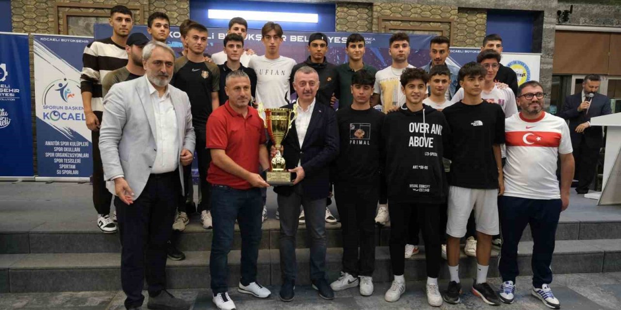 Amatör futbolda şampiyonlar kupalarına kavuştu