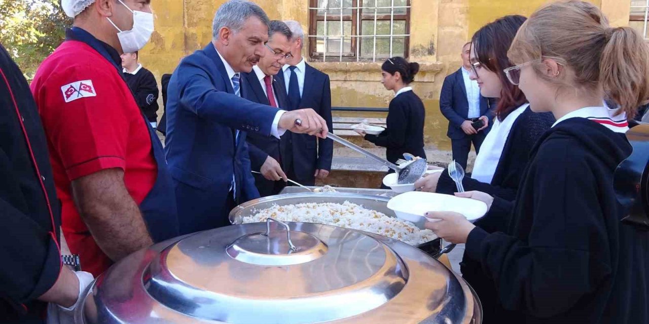 Yozgat Valisi Özkan’dan öğrencilere pilav ikramı
