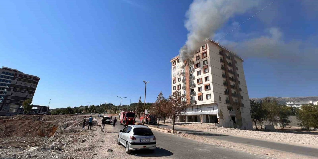 Ayakta kalan orta hasarlı binada yangın paniği