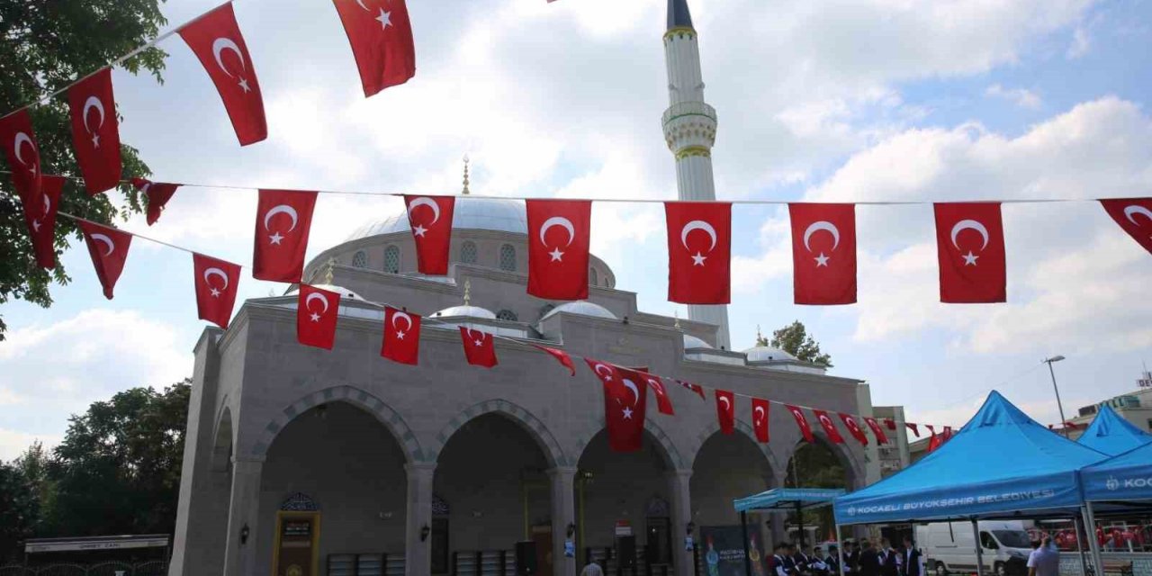 Ümmet Cami dualarla açıldı