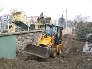 Meydanbaşı mezarlığında dolgu çalışması yapılıyor