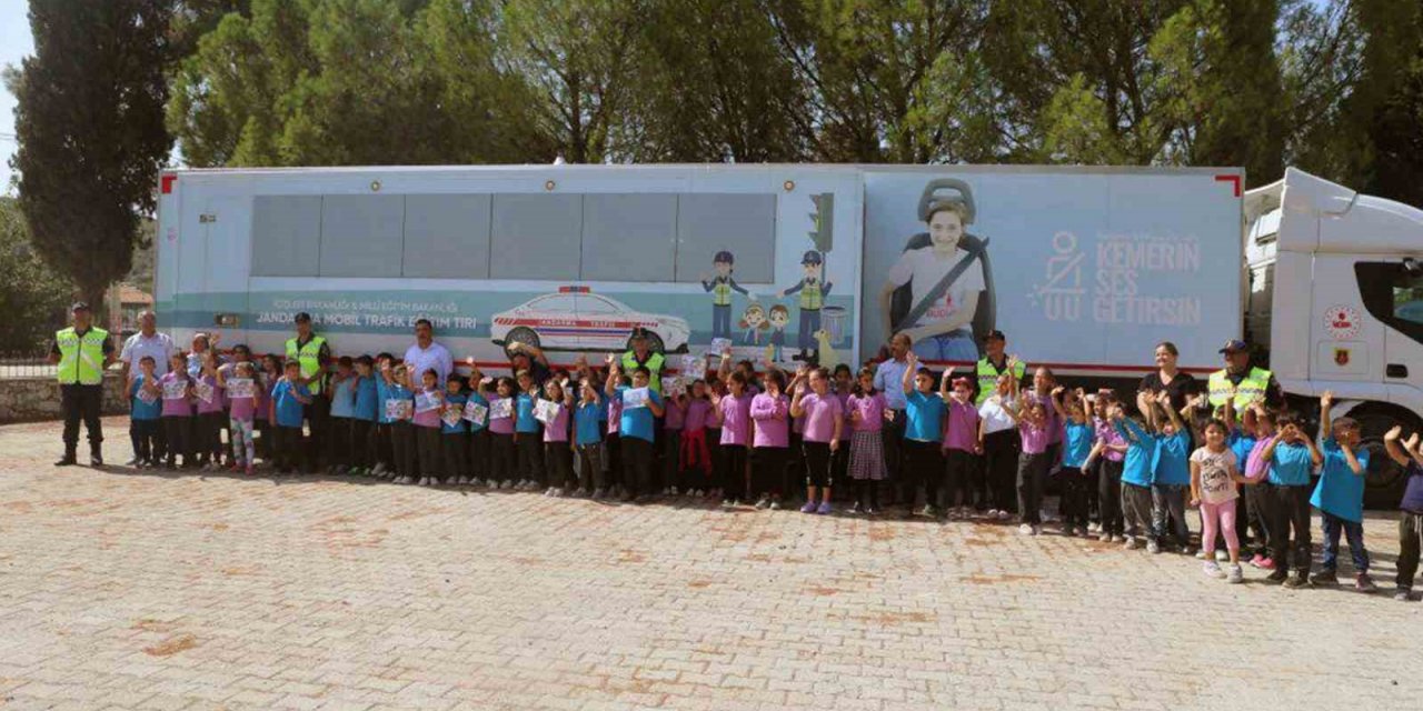 Jandarma Mobil Eğitim TIR’ı okullarda