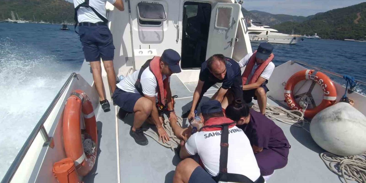 Gezi teknesinde rahatsızlanan vatandaşın tıbbi tahliyesi gerçekleştirildi