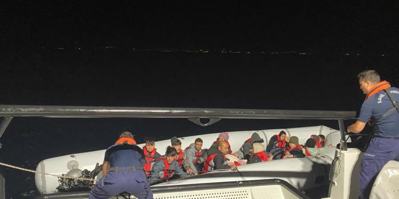 Sahil Güvenlik uçağının tespit ettiği 18 düzensiz göçmen Ayvalık açıklarında yakalandı