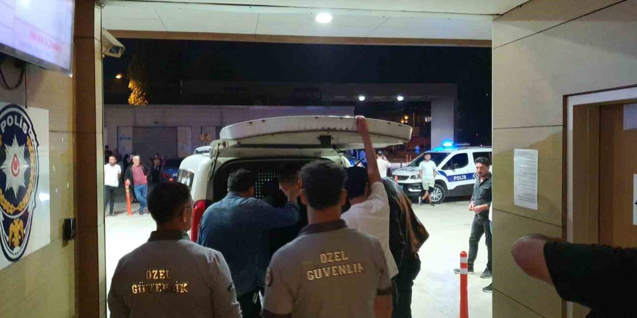 Birlikte hastaneye giden iki arkadaşın tartışması kavgaya dönüştü, o anlar kamerada