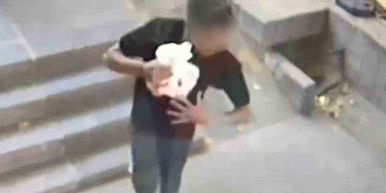 Yaşlı adamın 110 bin lirasını çalan şahıs yakalandı: Kapkaç anı kamerada