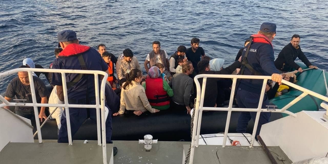 Ayvalık açıklarında 52 düzensiz göçmen kurtarıldı