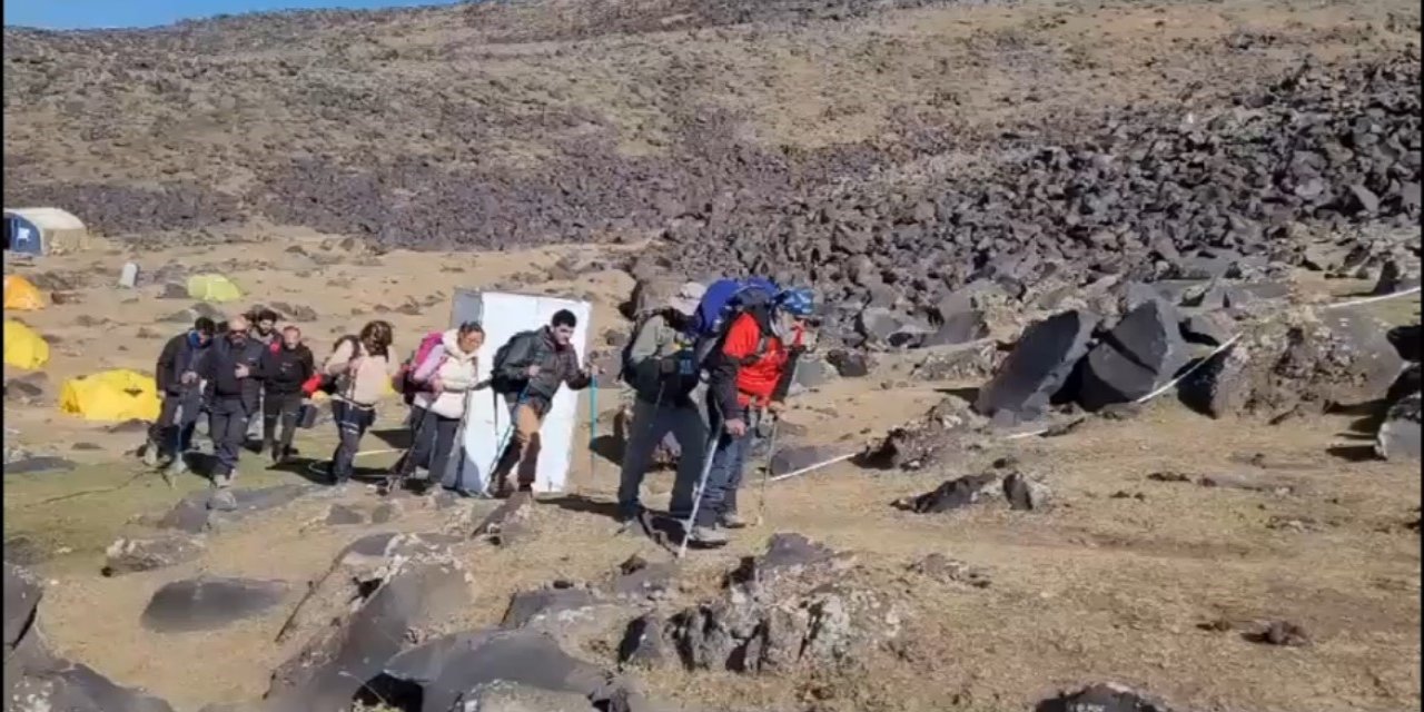 Koltuk değneğiyle zirve tırmanışı yaptı