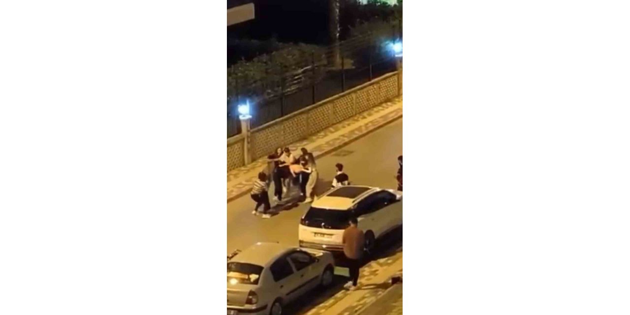 Kadınlar birbirine girdi, erkekler izledi