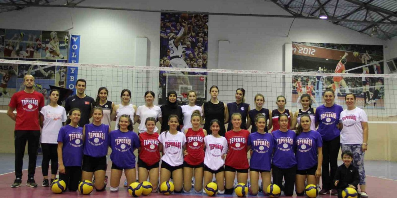 Genç voleybolcular, Filenin Sultanları’nı örnek alıyor
