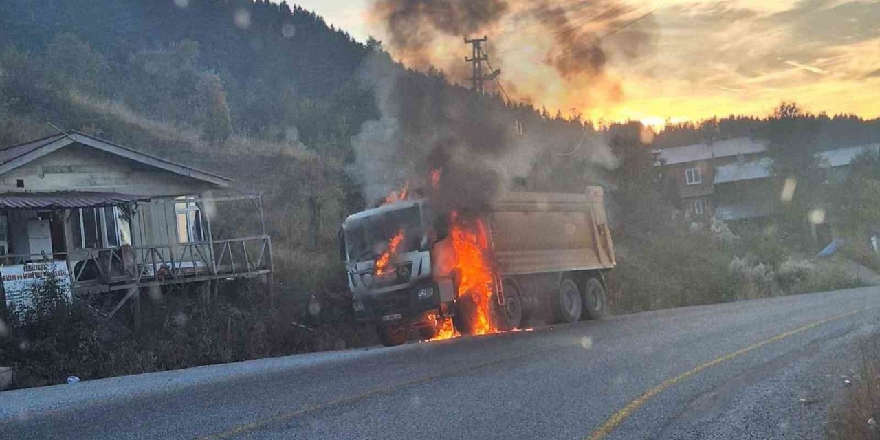 Seyir halindeki hafriyat kamyonu alev alev yandı