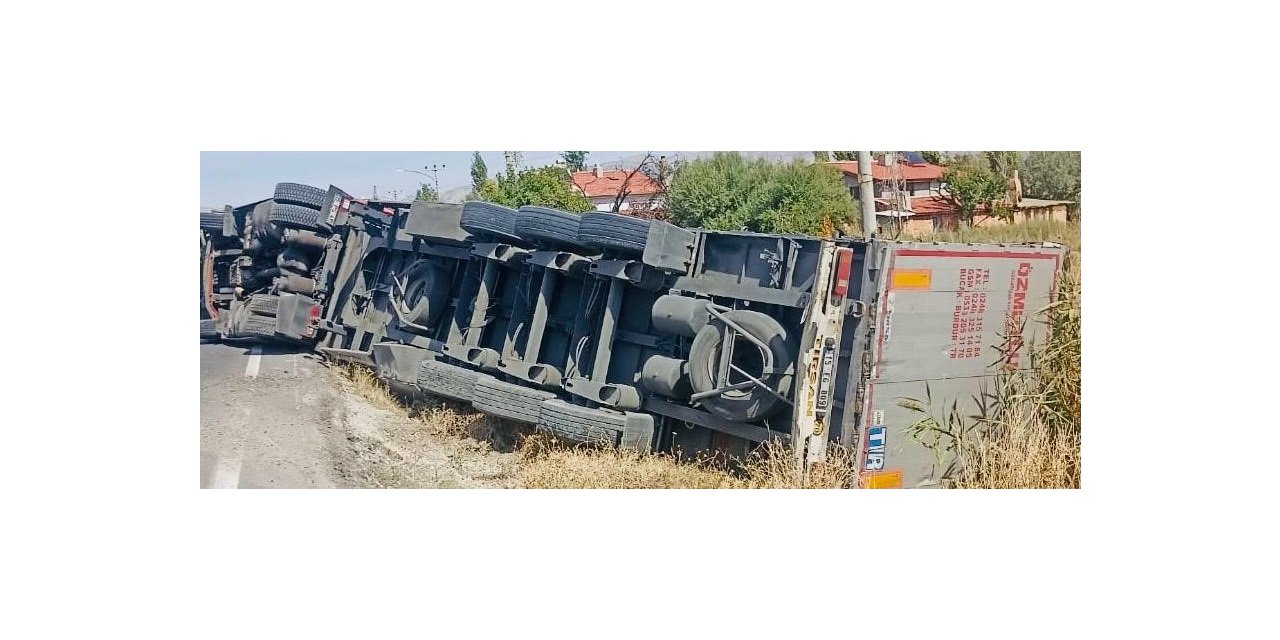 Şarampole devrilen tırda şans eseri ölen ya da yaralanan olmadı