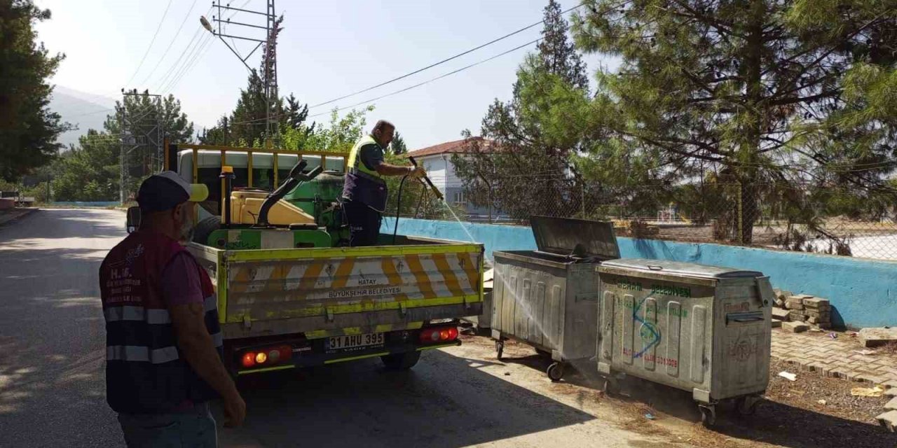 Hatay Büyükşehir Belediyesi, haşerelerle gece gündüz mücadele ediyor