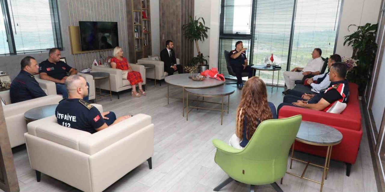 İtfaiye Haftası’nda Hatay Büyükşehir Belediyesi itfaiye ekibinden Başkan Savaş’a ziyaret