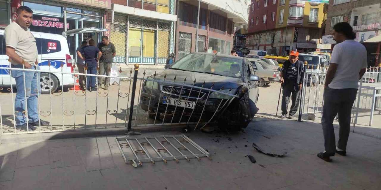 Kontrolden çıkan otomobil cami avlusuna daldı